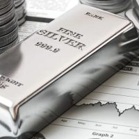 Silver Struggles to Rebound, Trading Range-bound Amidst Downward Pressure