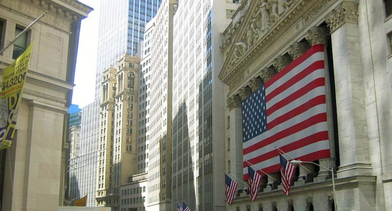 Wall Street Dips as S&P 500 and Nasdaq Extend Losses Following U.S. Credit Rating Cut