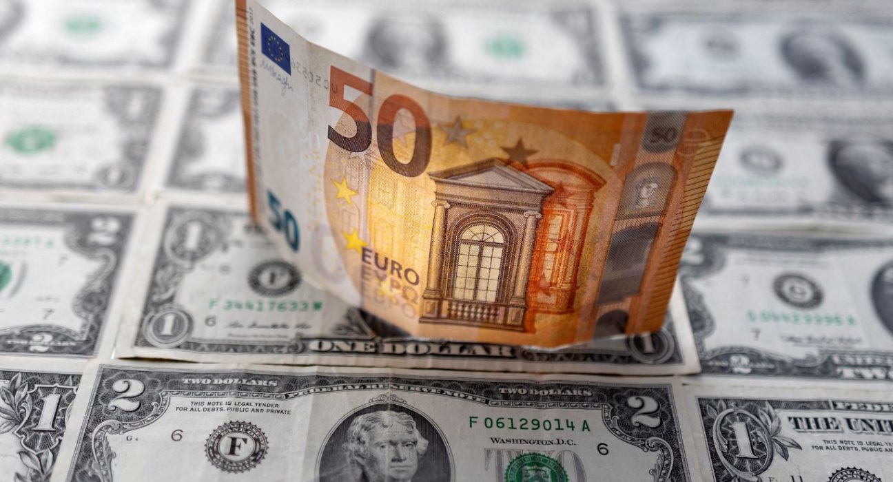 Euro Gains Ground Against Weakening US Dollar