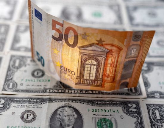 Euro Gains Ground Against Weakening US Dollar