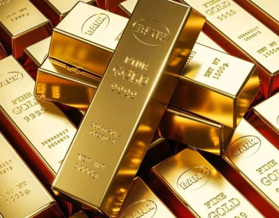 Gold Prices Stagnate Amid Dollar and Treasury Yield Strength