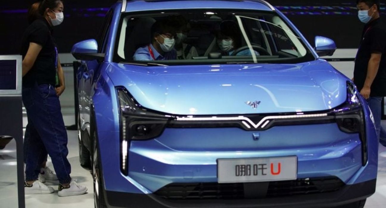 Hozon Auto's $1 Billion Hong Kong Move: Chinese EV Manufacturer Appoints Banks