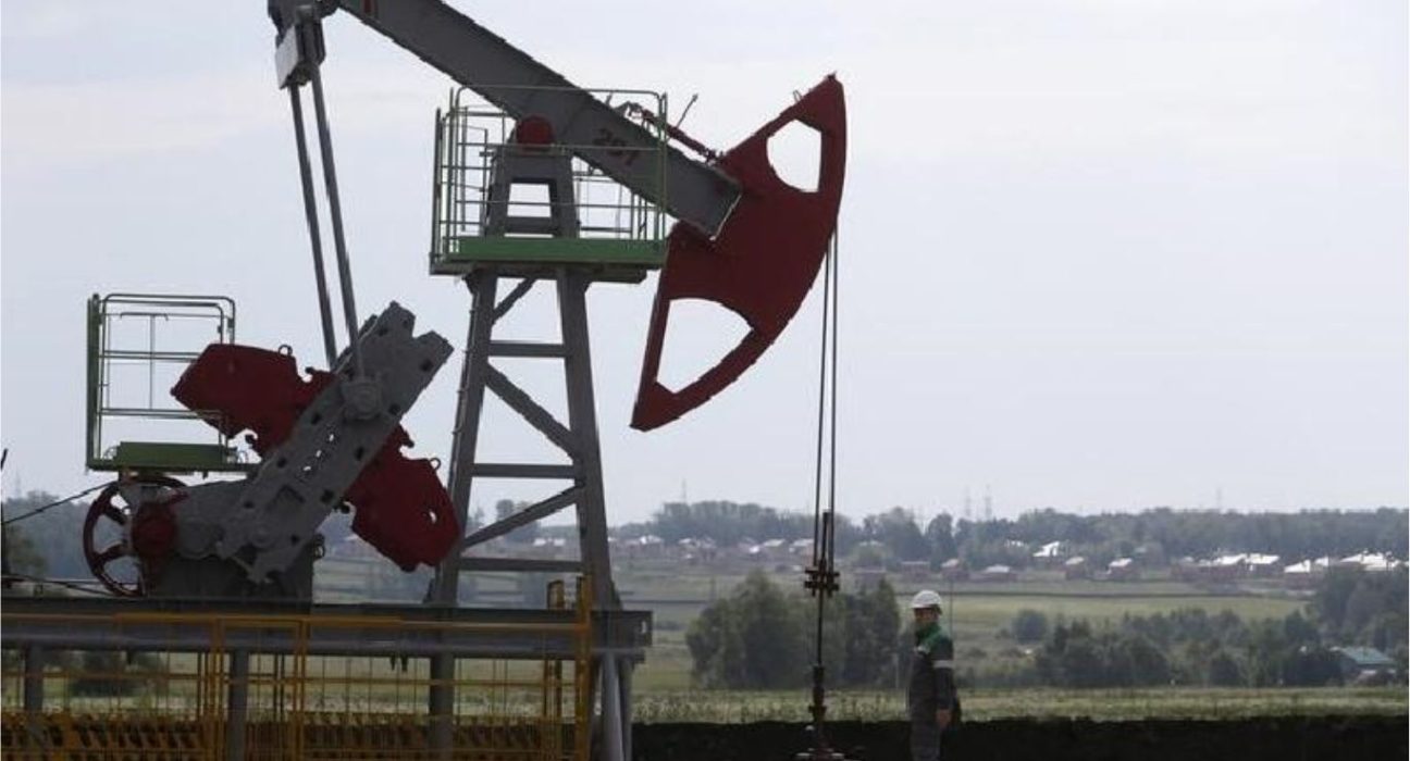 Oil Prices Inch Up 1% Amid Supply Tightening, Investors Eyeing Interest Rate Signals