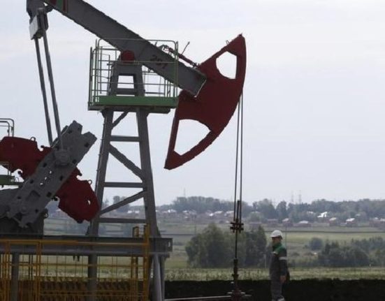 Oil Prices Inch Up 1% Amid Supply Tightening, Investors Eyeing Interest Rate Signals